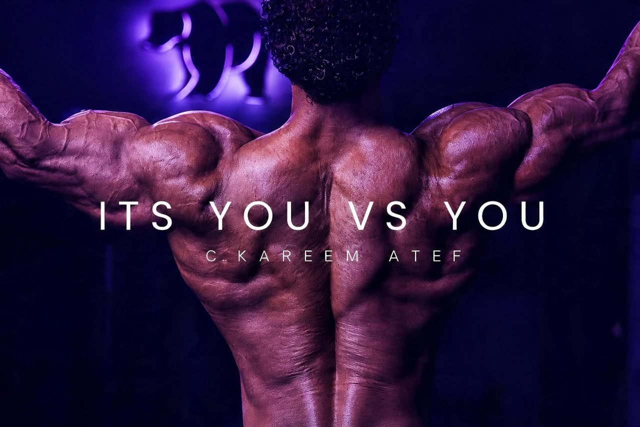 كريم عاطف من ضهره في وضعية الدبل بايسبس الخلفية تحت إضاءة بنفسجي، ومكتوب على الصورة ITS YOU VS YOU وتحتها C.KAREEM ATEF.